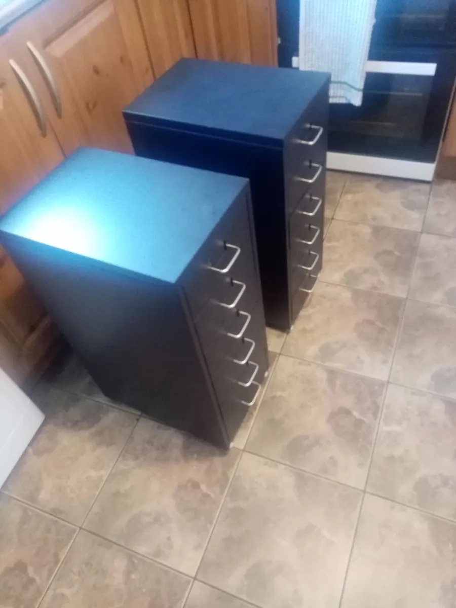 2 matching Cabnets - Image 2