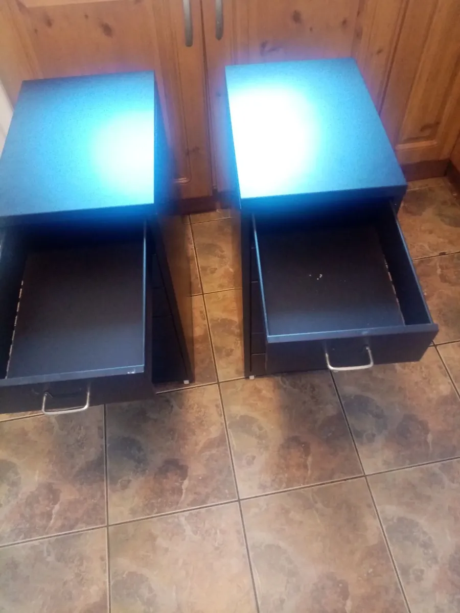 2 matching Cabnets - Image 4