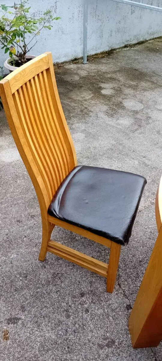 Table and chairs - Image 2