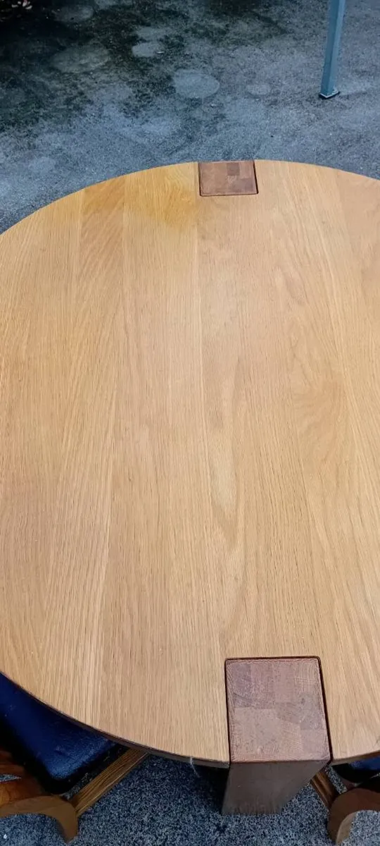 Table and chairs - Image 3