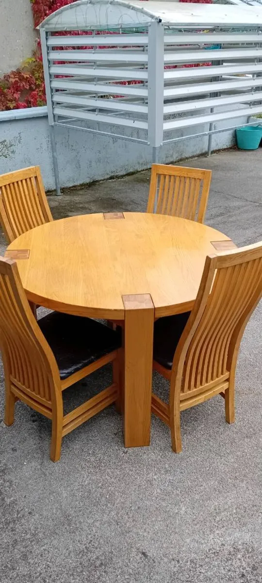 Table and chairs - Image 1