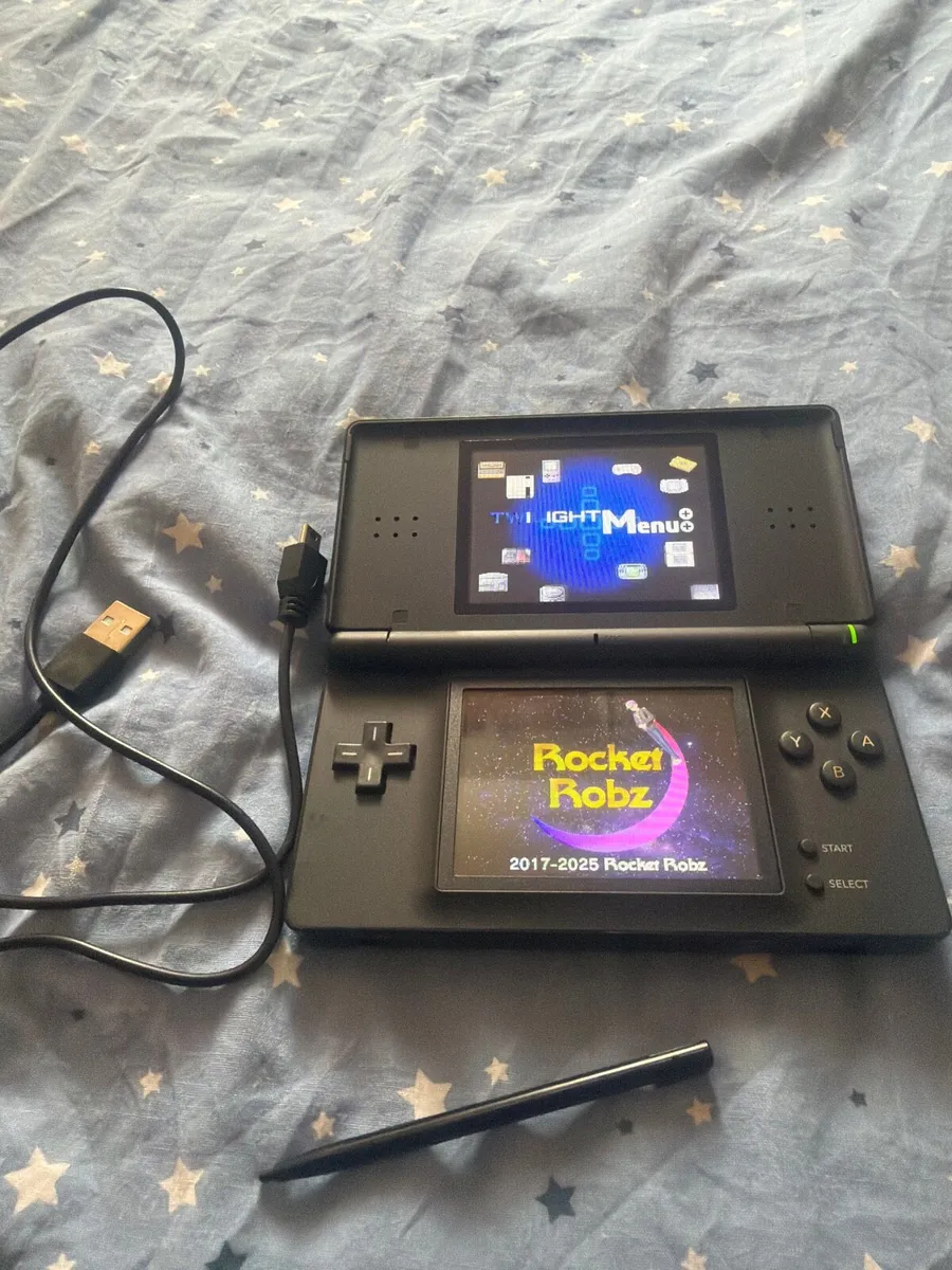 Nintendo DS Lite + Ace3DS X + 128GB MicroSD - Image 2