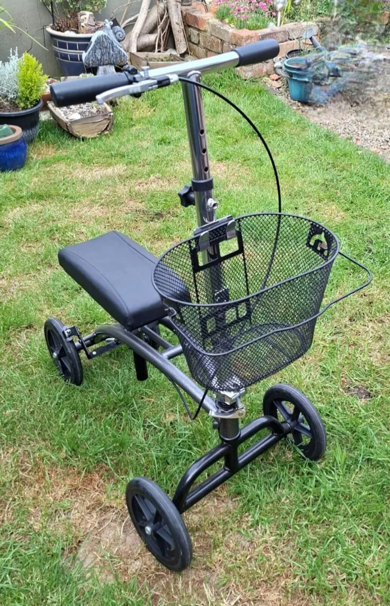 Mobility knee scooter and elevation pillow - Image 1