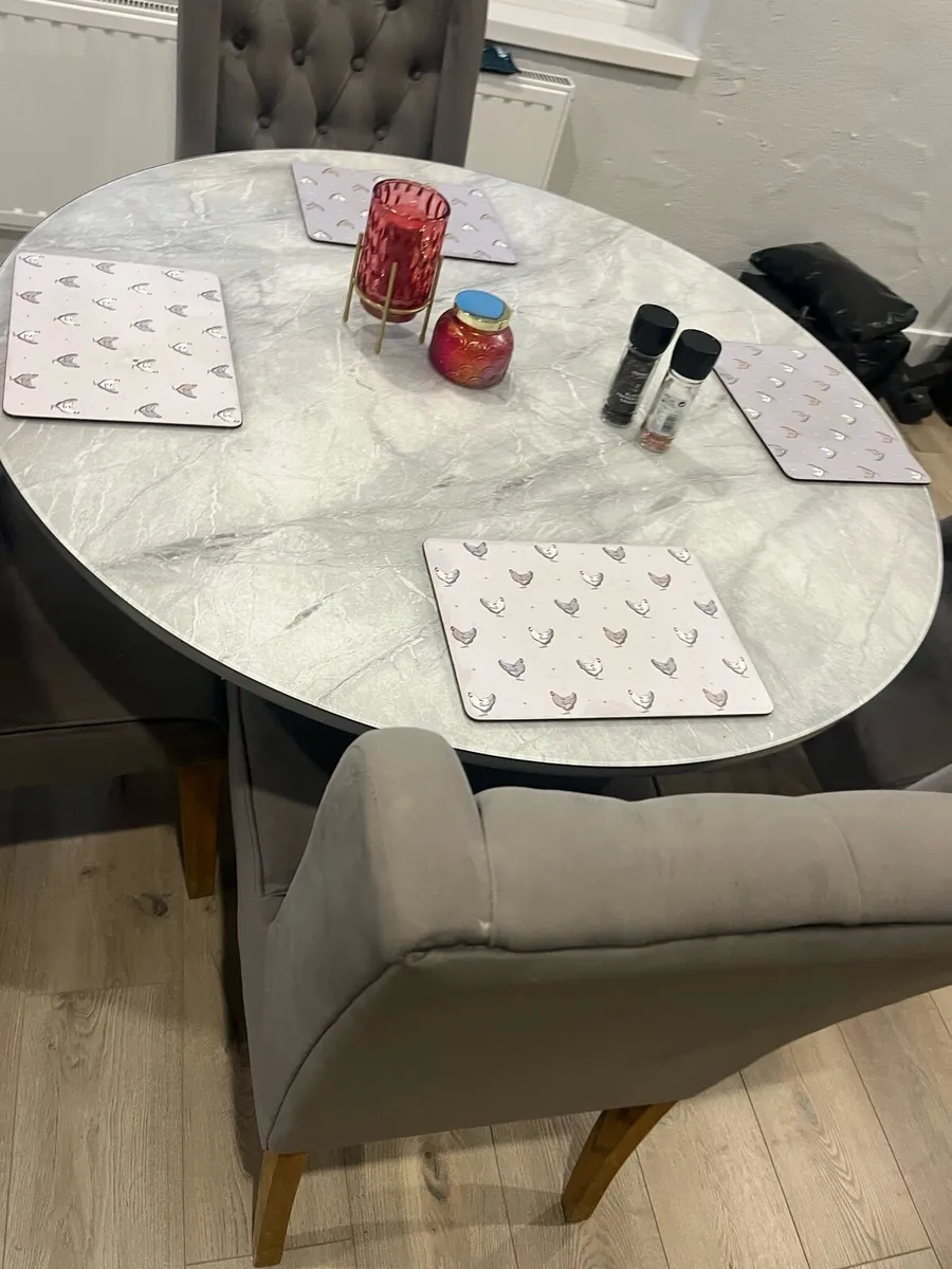An amazing 43" round kitchen table and 4 chairs - Image 1