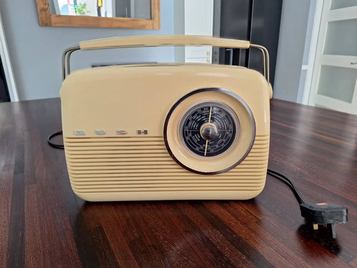 Bush retro radio - Image 1