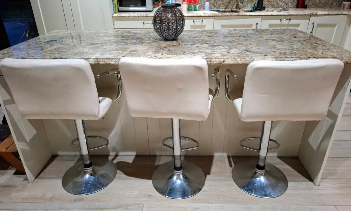 3 cream bar stools - Image 1