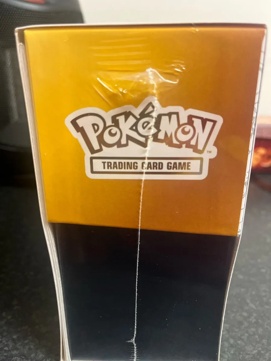 Pokemon 30th anniversary etb - Image 3