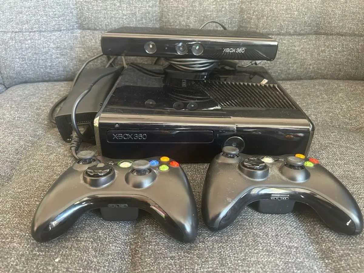 Xbox 360 S 250GB + 2 Controllers + Kinect + 12 Games - Image 1