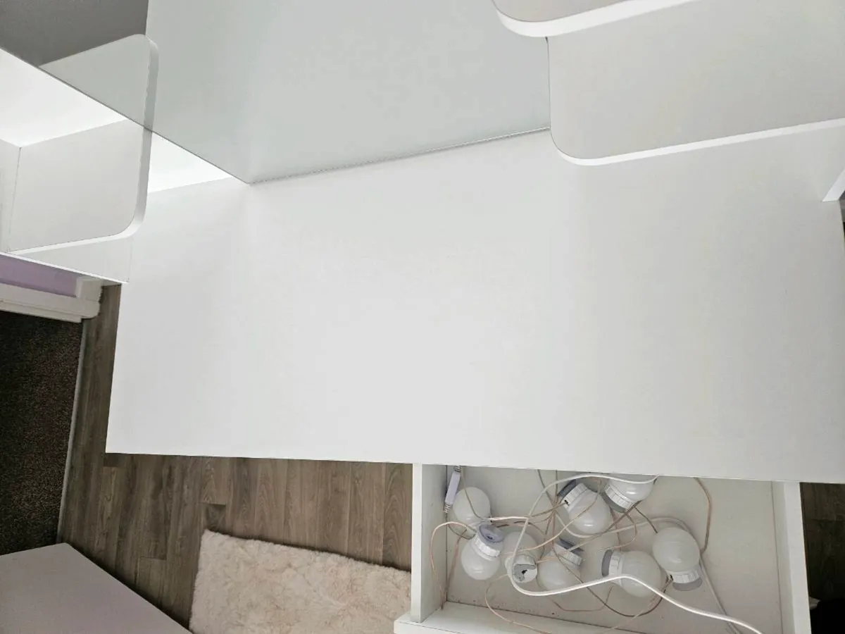 Vanity table - Image 1