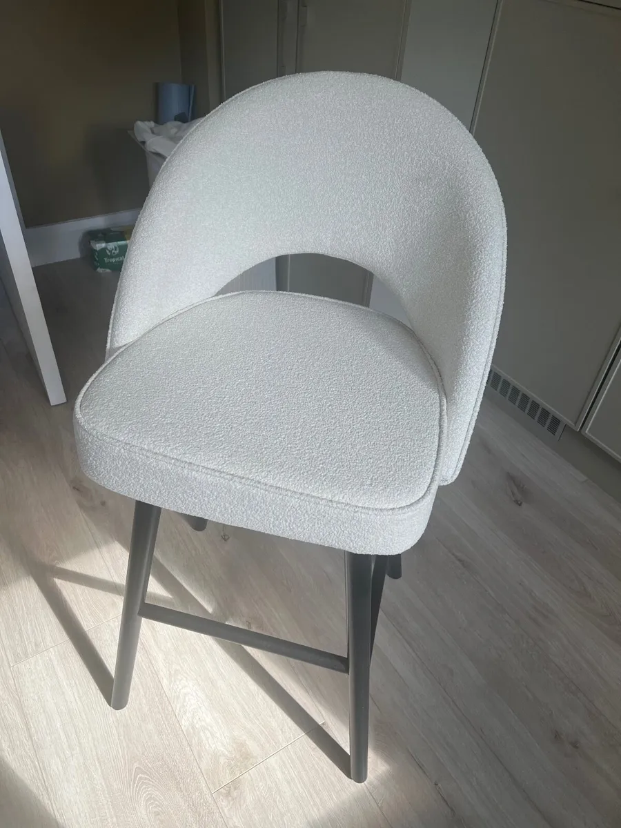 Laura James kitchen stool - Image 3