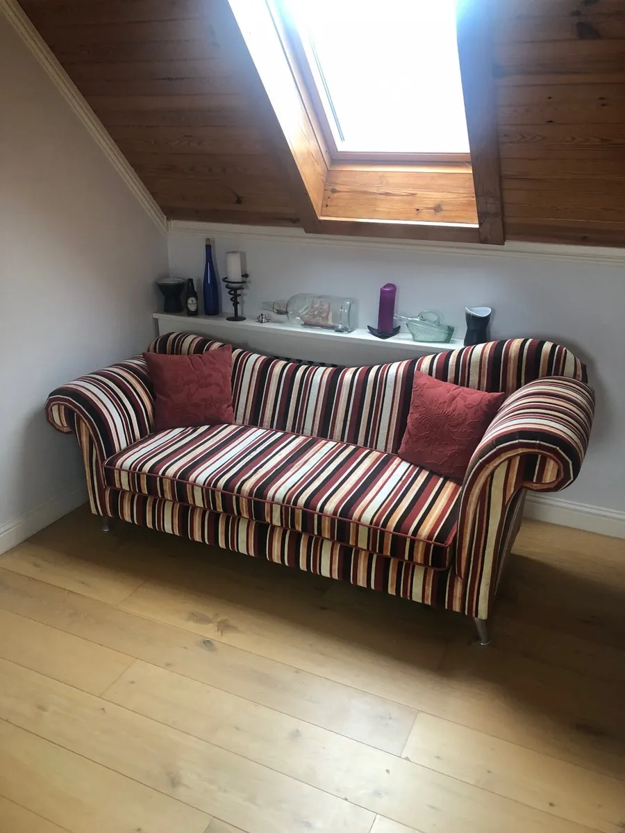 Stunning Traditional Camelback Stripe 3-Seater Sof - Image 1