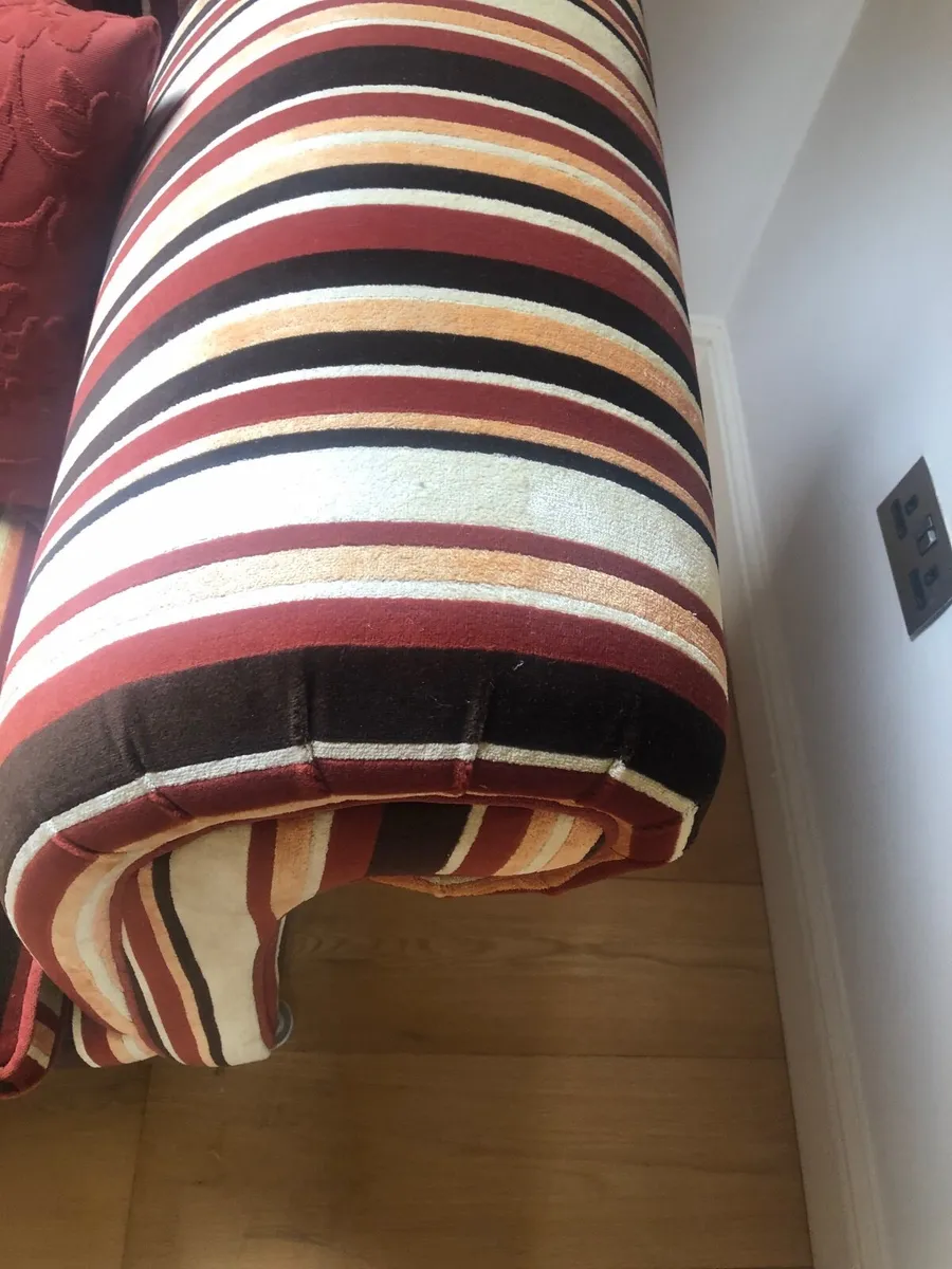 Stunning Traditional Camelback Stripe 3-Seater Sof - Image 2