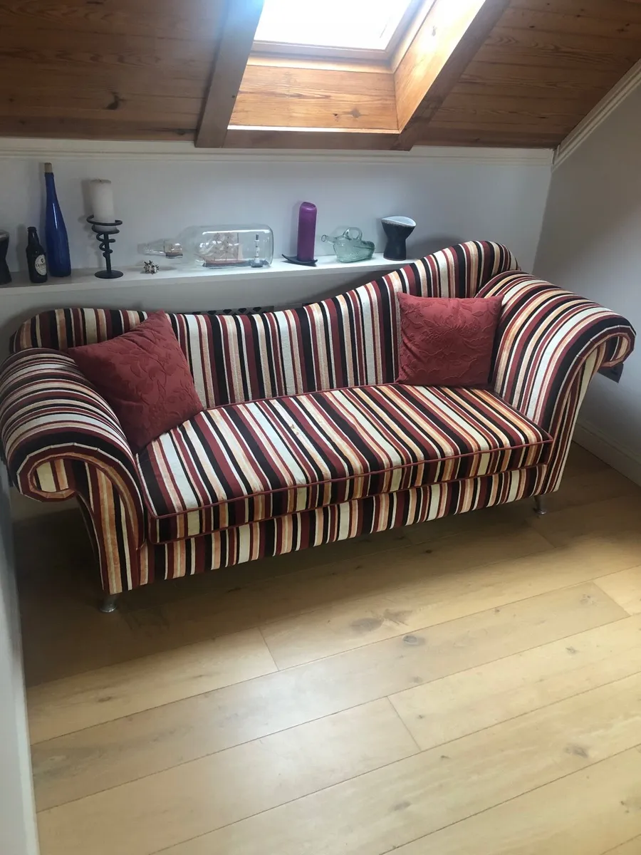 Stunning Traditional Camelback Stripe 3-Seater Sof - Image 3