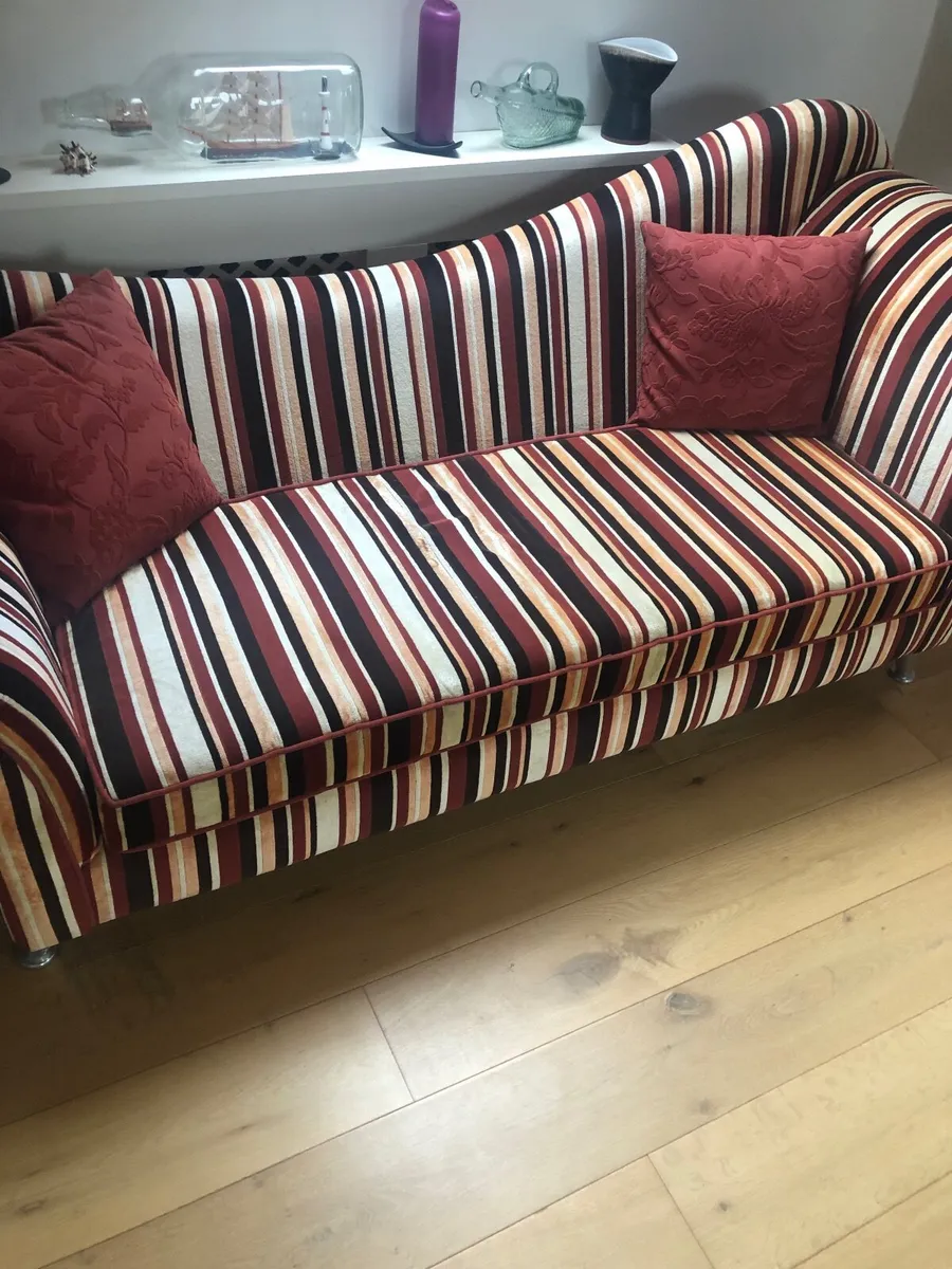 Stunning Traditional Camelback Stripe 3-Seater Sof - Image 4