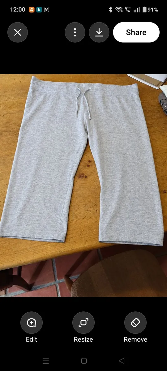 Pennys capri shorts, size 20. Inside leg 17"
80% C - Image 1