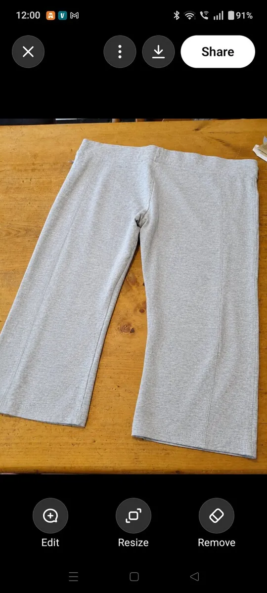 Pennys capri shorts, size 20. Inside leg 17"
80% C - Image 2