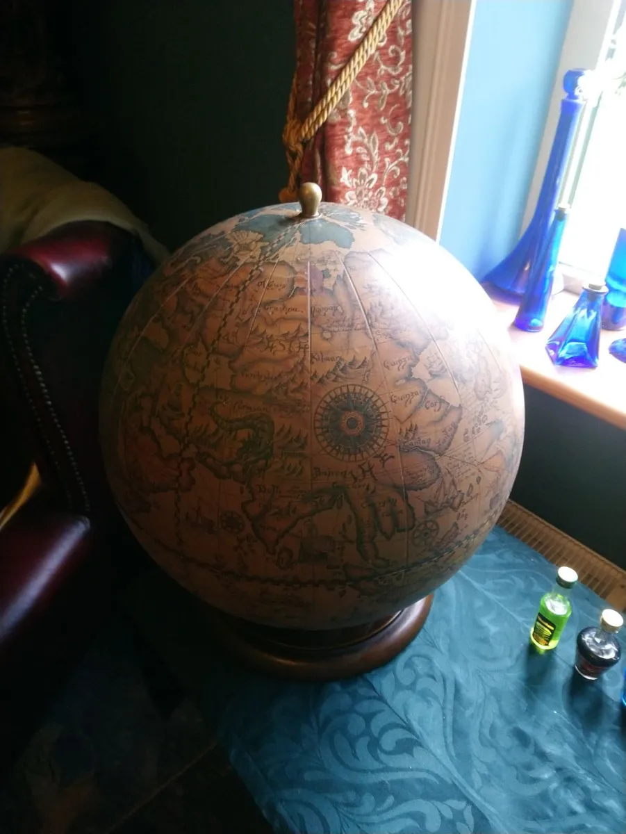 Drinks globe with miniature liqueurs - Image 1