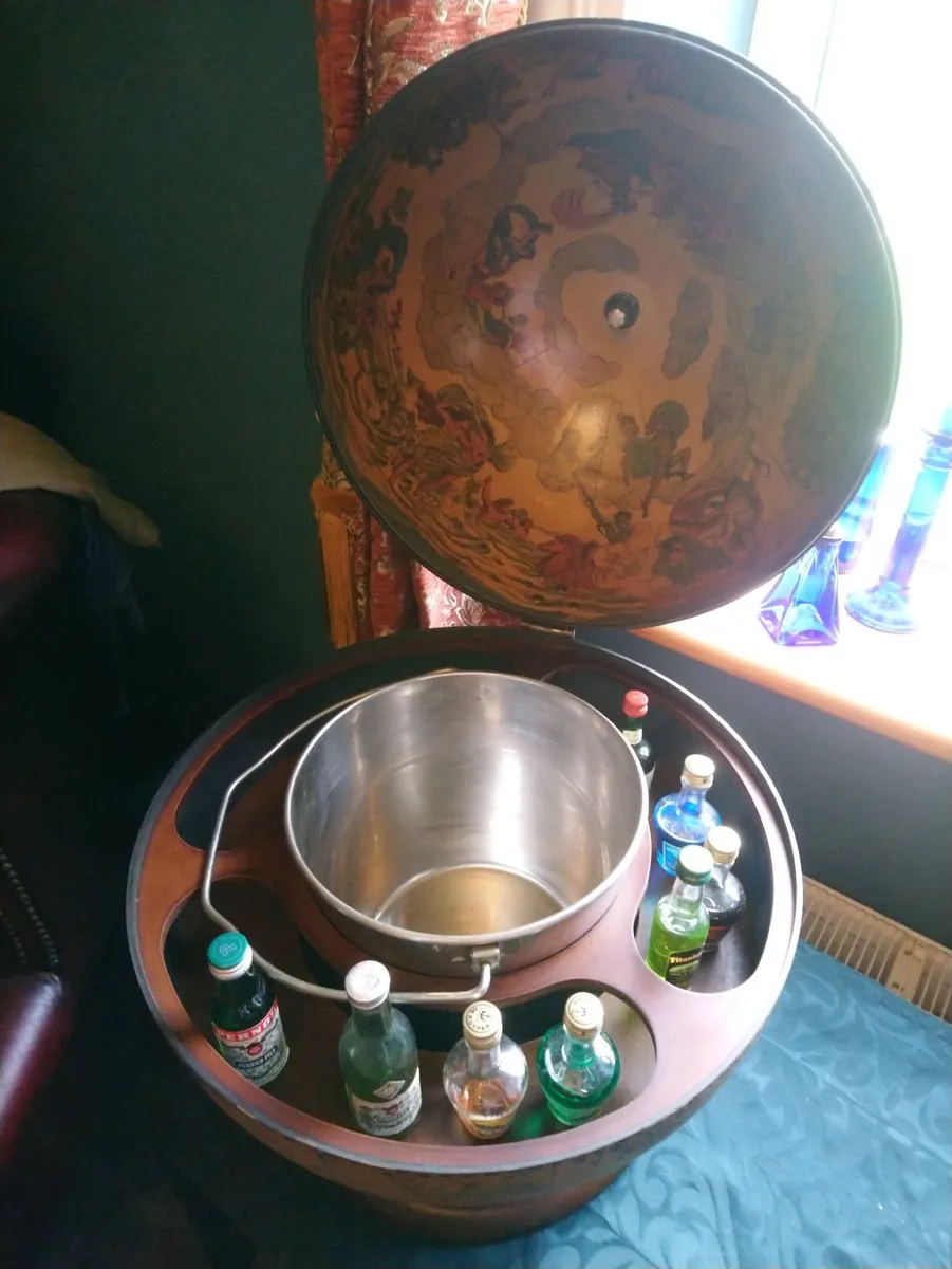 Drinks globe with miniature liqueurs - Image 2