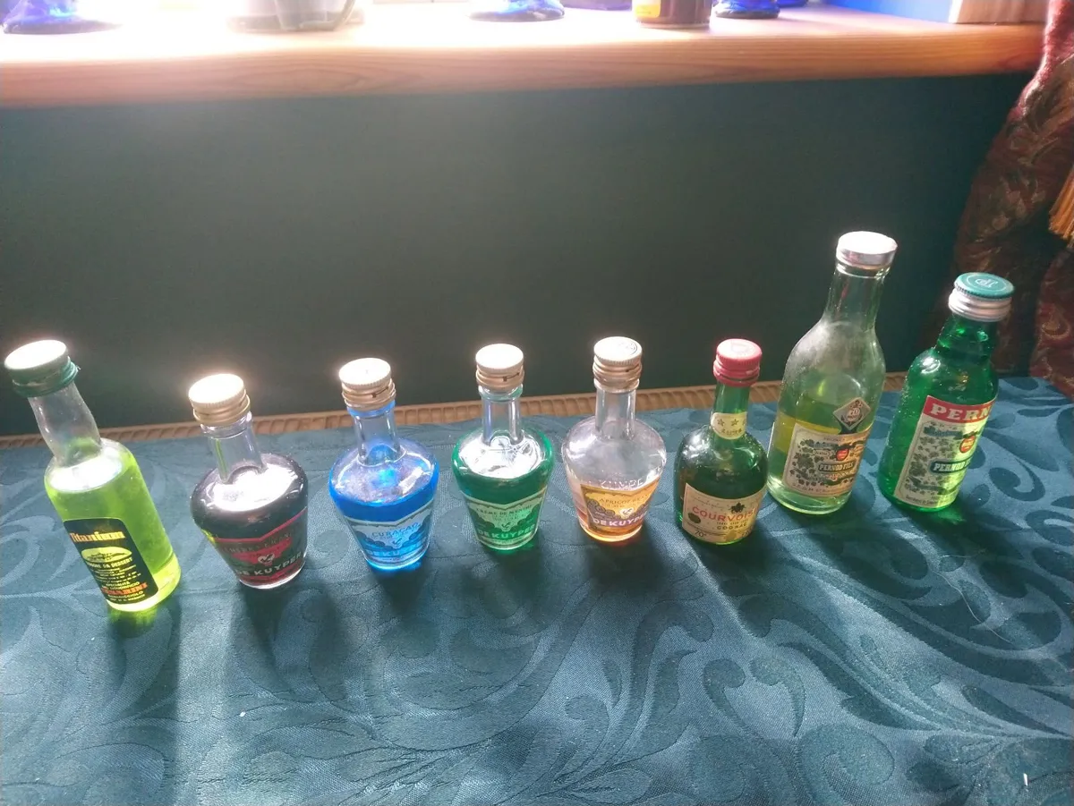 Drinks globe with miniature liqueurs - Image 3