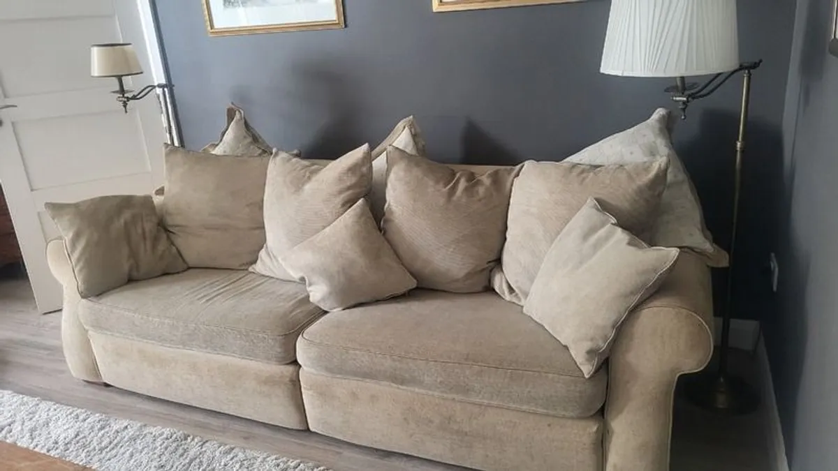 3 seater couch and 2 armchairs - Image 1