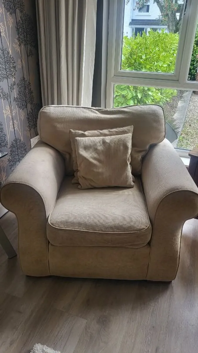 3 seater couch and 2 armchairs - Image 2