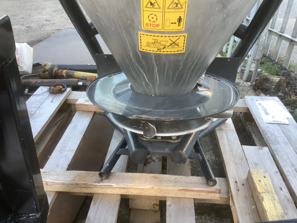 Used Cavallo Stainless Steel fertiliser spreader - Image 3