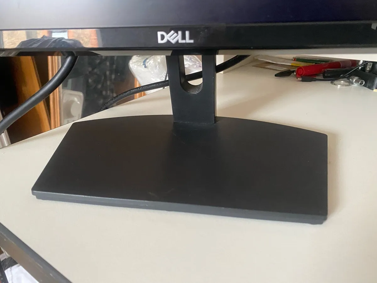 Dell 21.5/ 22 inch monitor 2019 model - Image 4