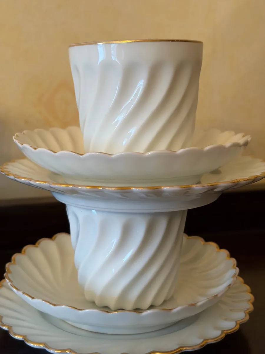 Vintage Scalloped Tea Cups, Saucers & Side Plates - Image 4