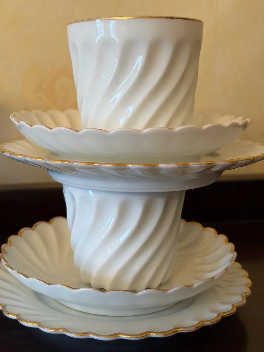 Vintage Scalloped Tea Cups, Saucers & Side Plates - Image 3