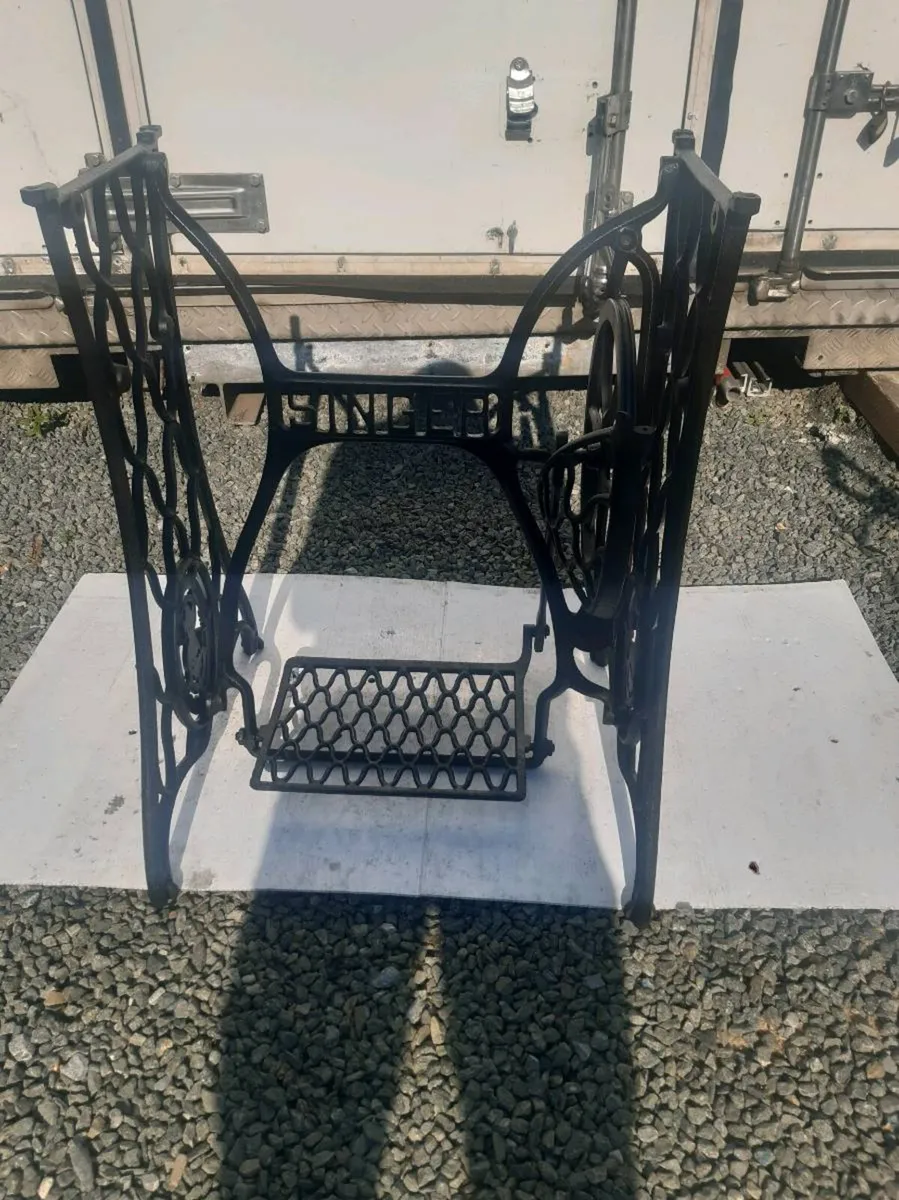 Old singer sewing machine stand - Image 1