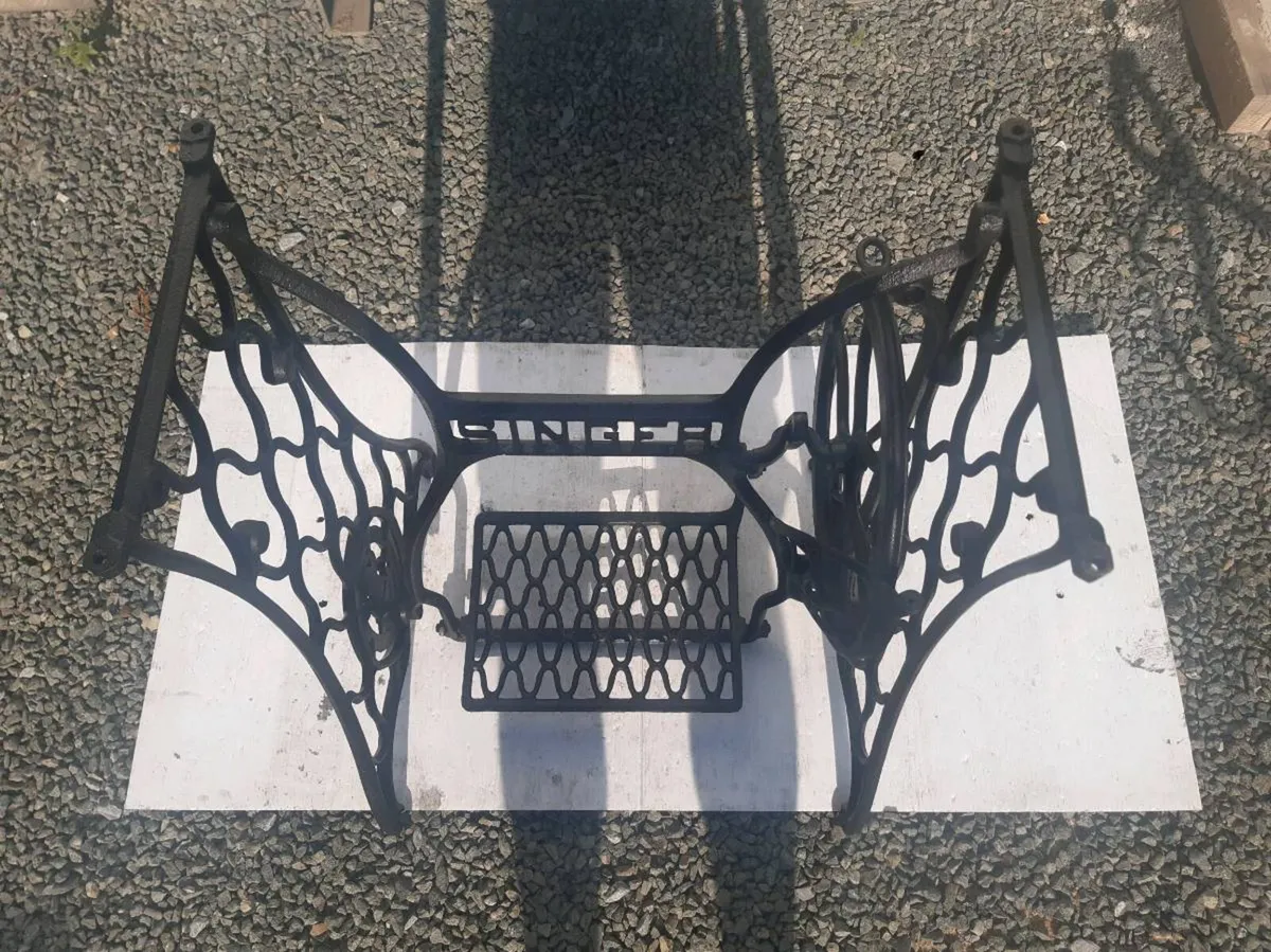 Old singer sewing machine stand - Image 2