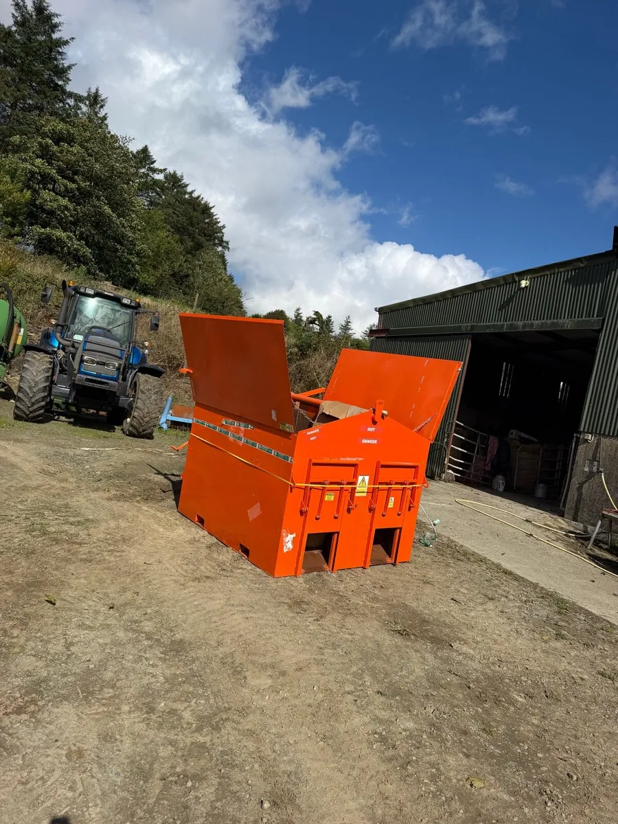 Insulated hot tar box - Image 1