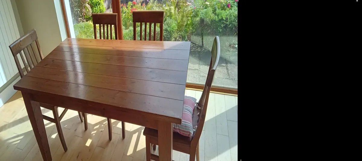 Table and chairs - Image 3