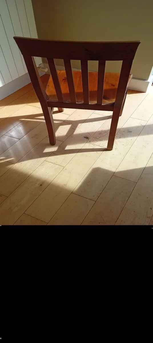Table and chairs - Image 4