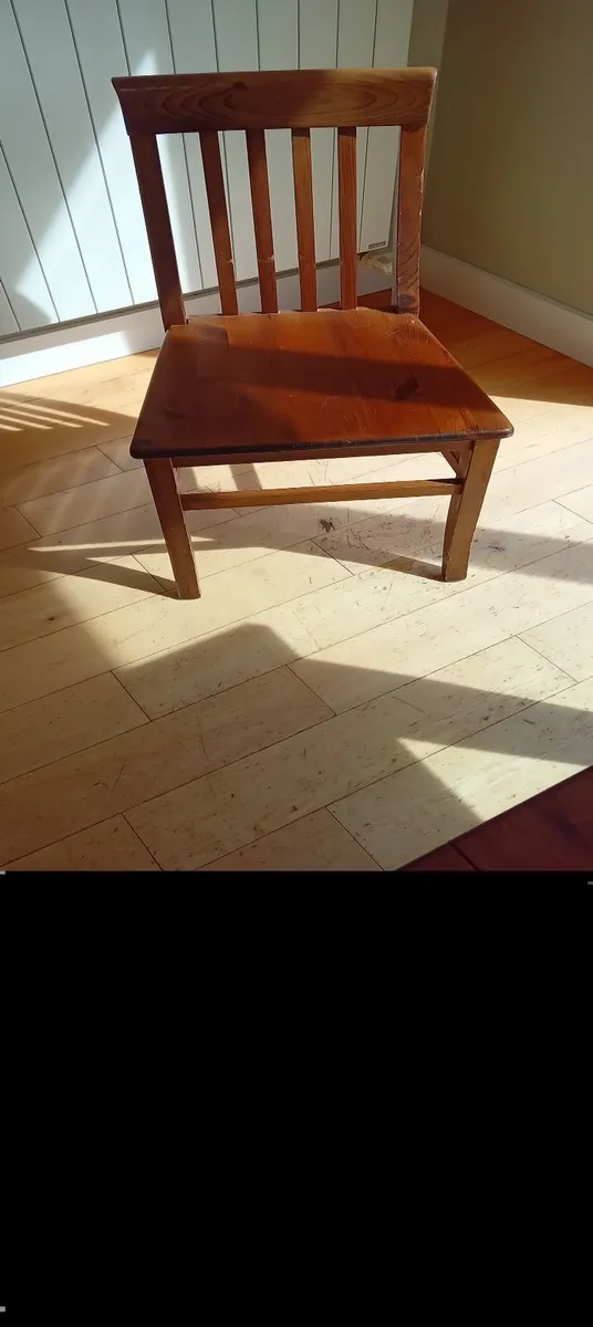 Table and chairs - Image 1