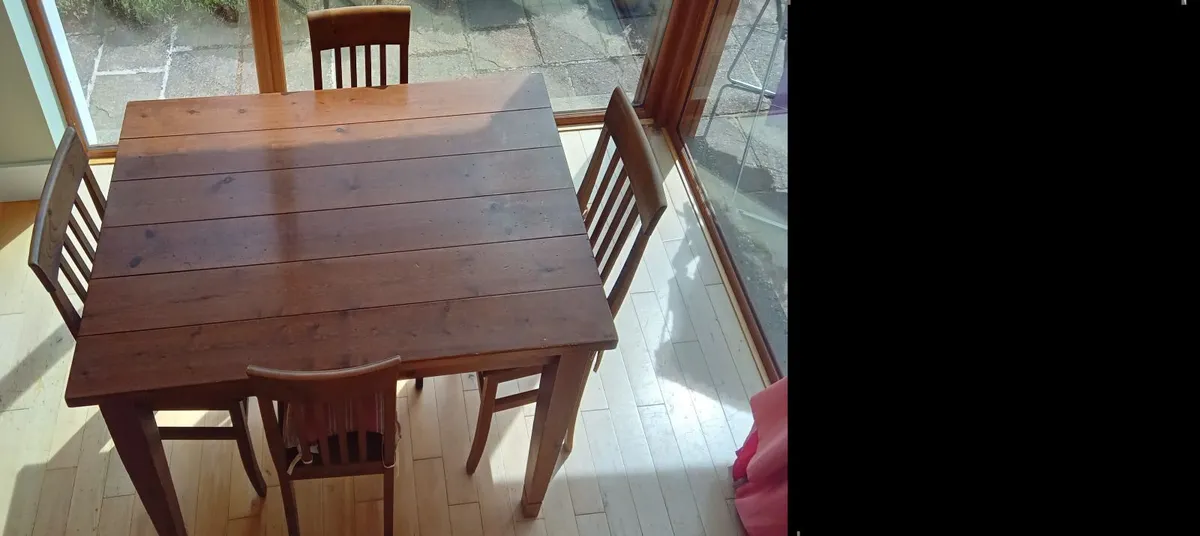 Table and chairs - Image 2