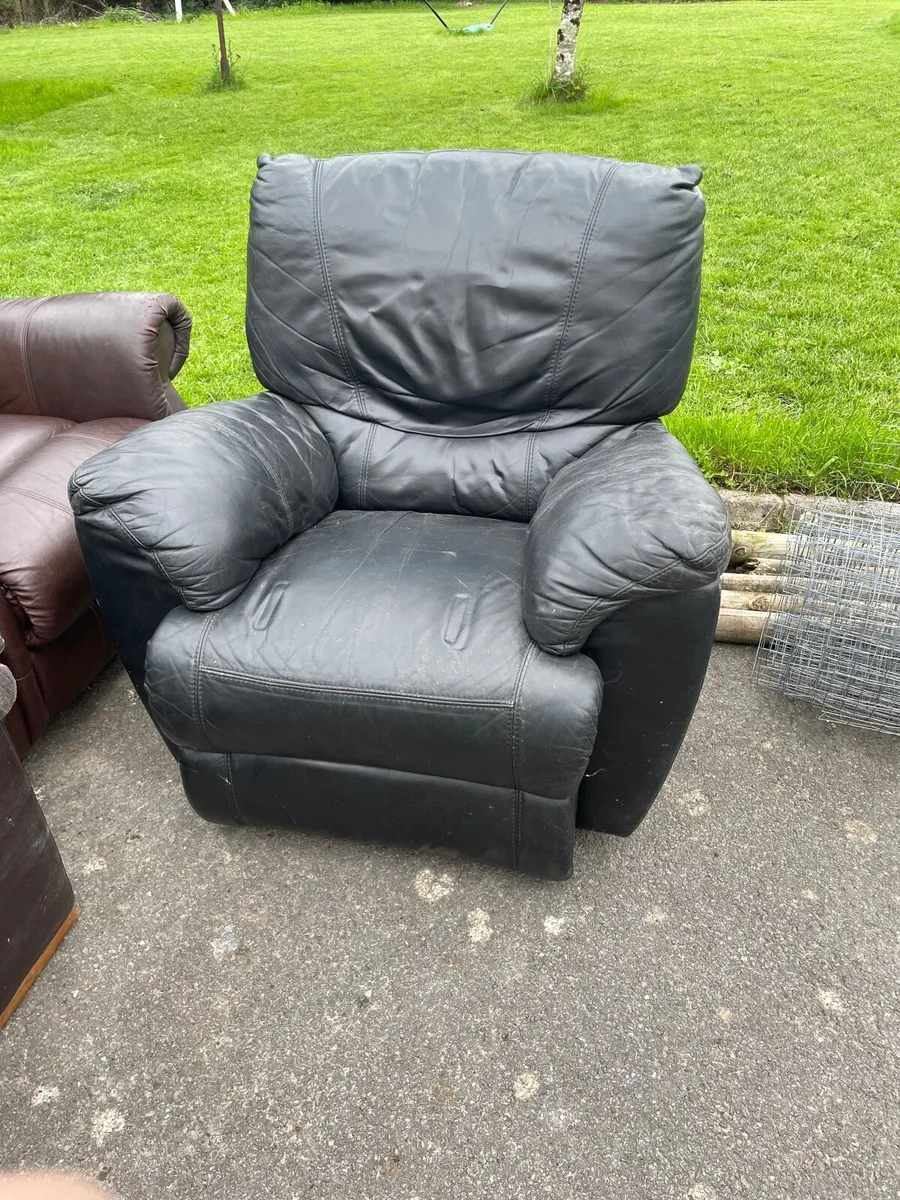 FREE - LIVING ROOM SOFAS - armchair and recliner - Image 2