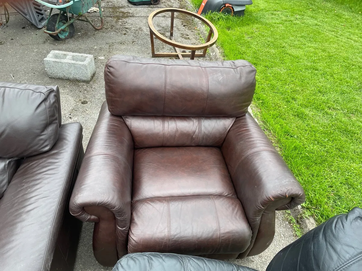 FREE - LIVING ROOM SOFAS - armchair and recliner - Image 3