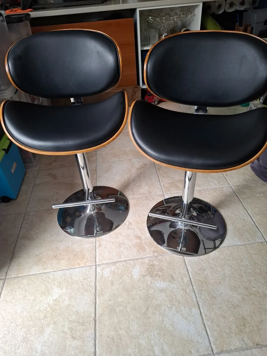 2 Bar stools
