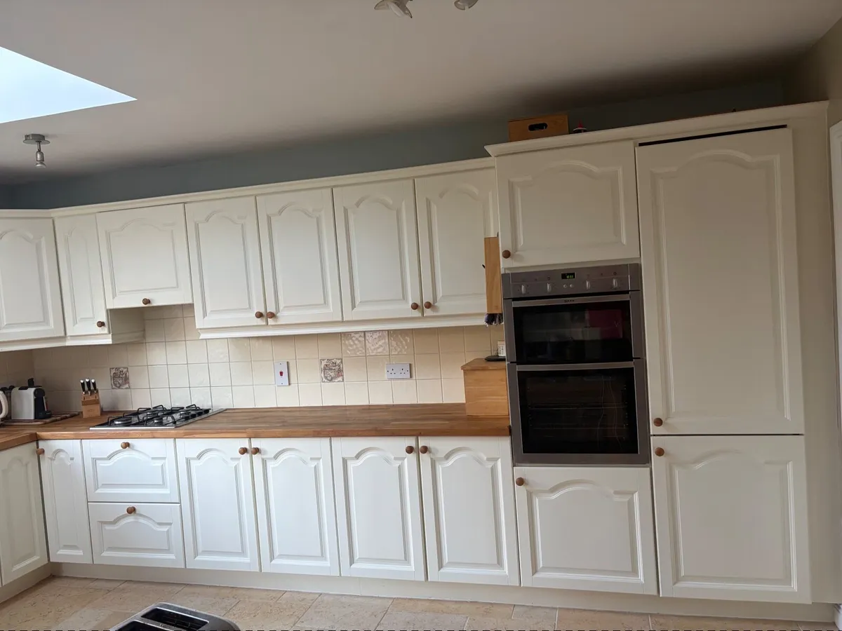 Kitchen units and countertops - Image 1