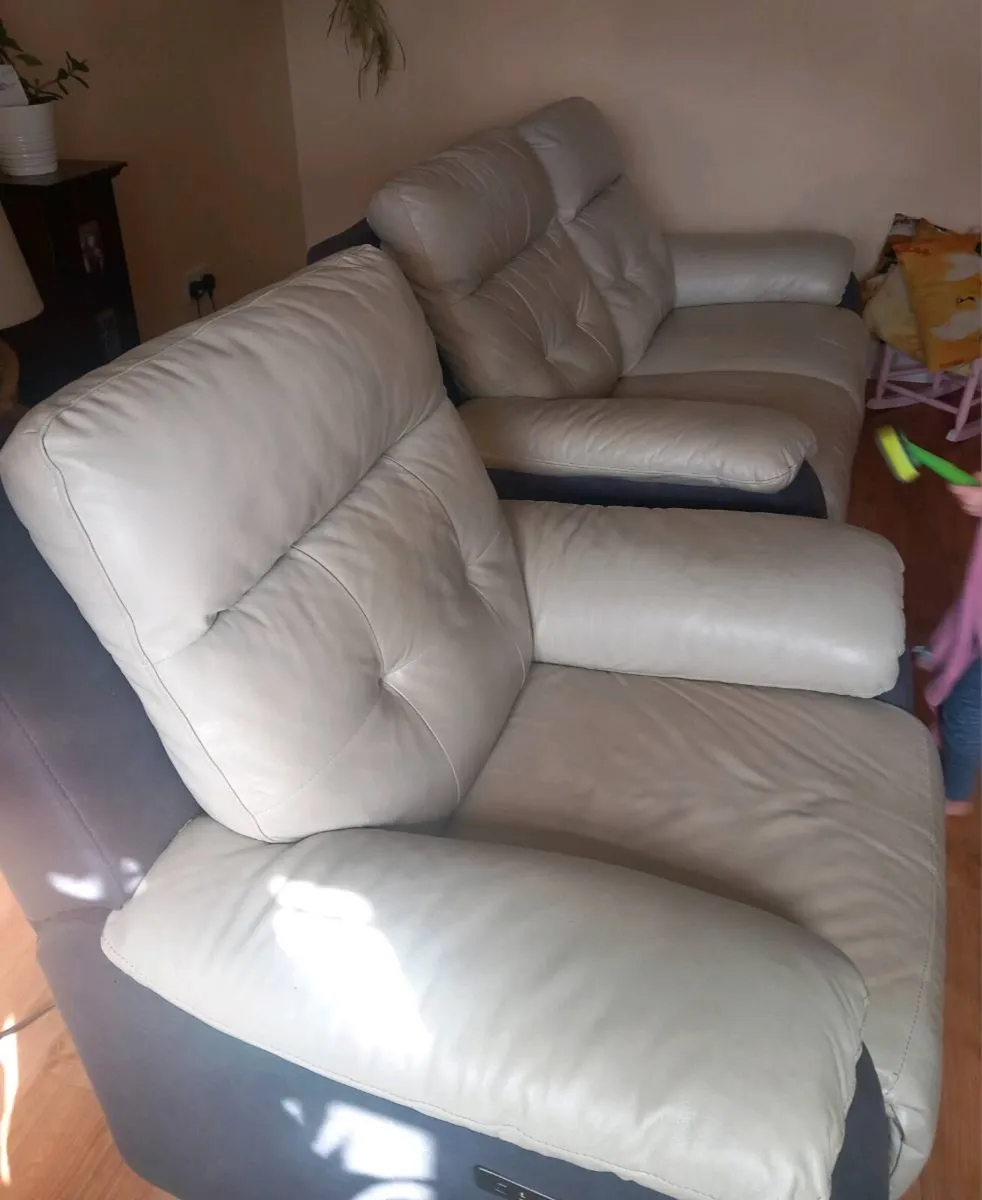 Electric leather recliners with Usb - Image 2
