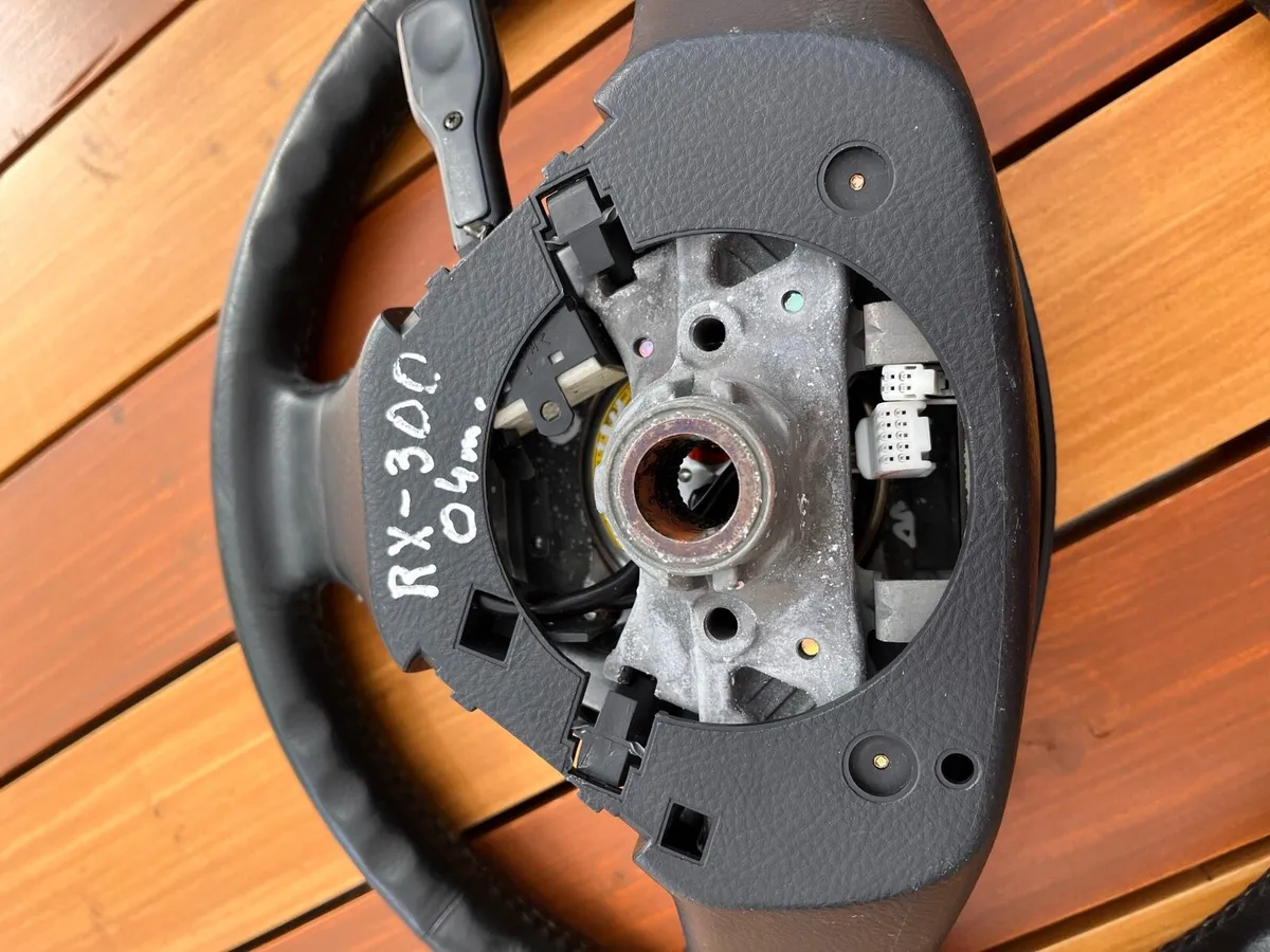Lexus RX 300 steering wheel and gear stick knob - Image 3