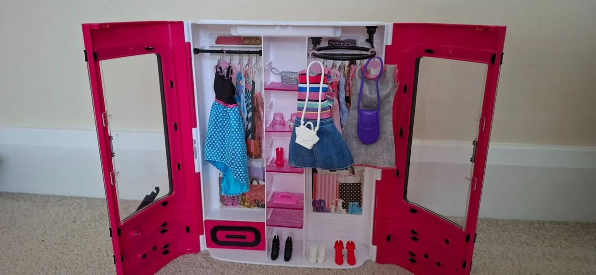 Barbie Wardrobe with accessories and Barbie Bakery - Image 2