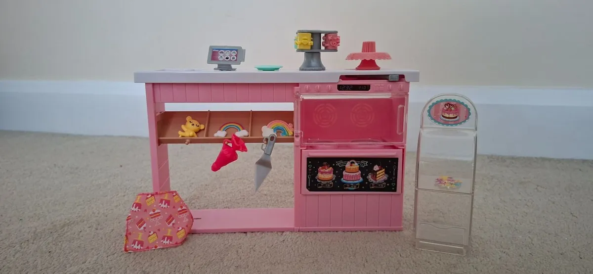 Barbie Wardrobe with accessories and Barbie Bakery - Image 4