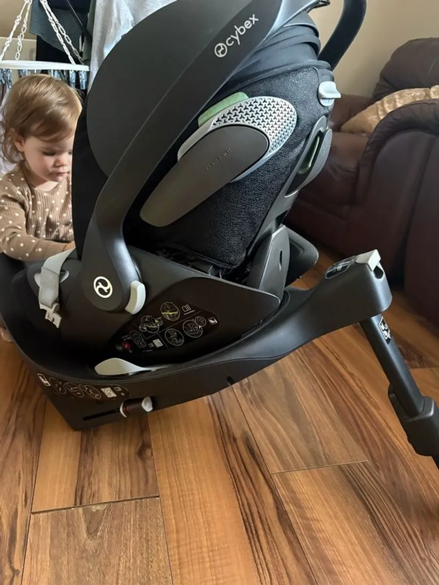 Cybex Cloud rotating car seat and isofix - Image 2