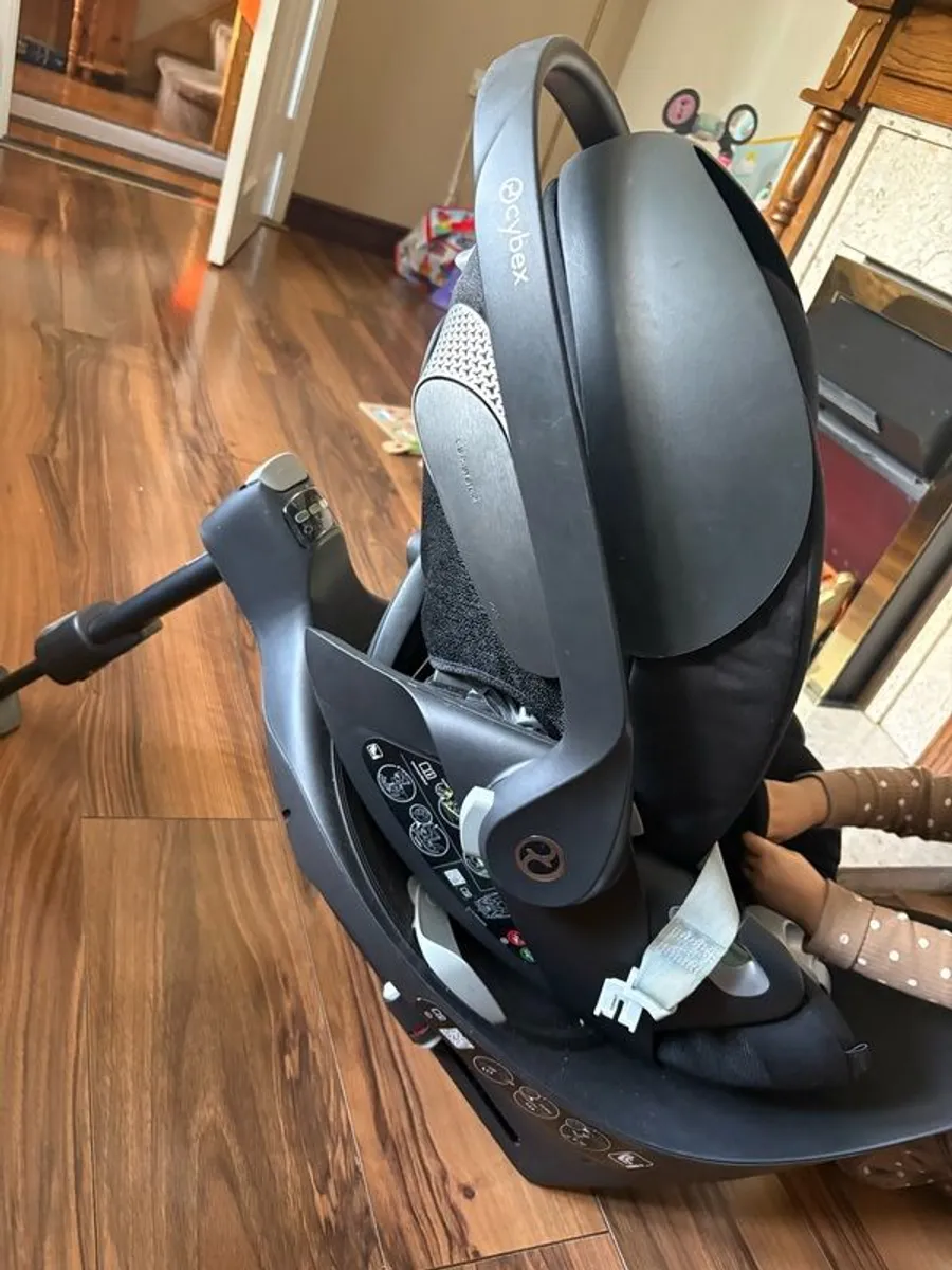 Cybex Cloud rotating car seat and isofix - Image 3