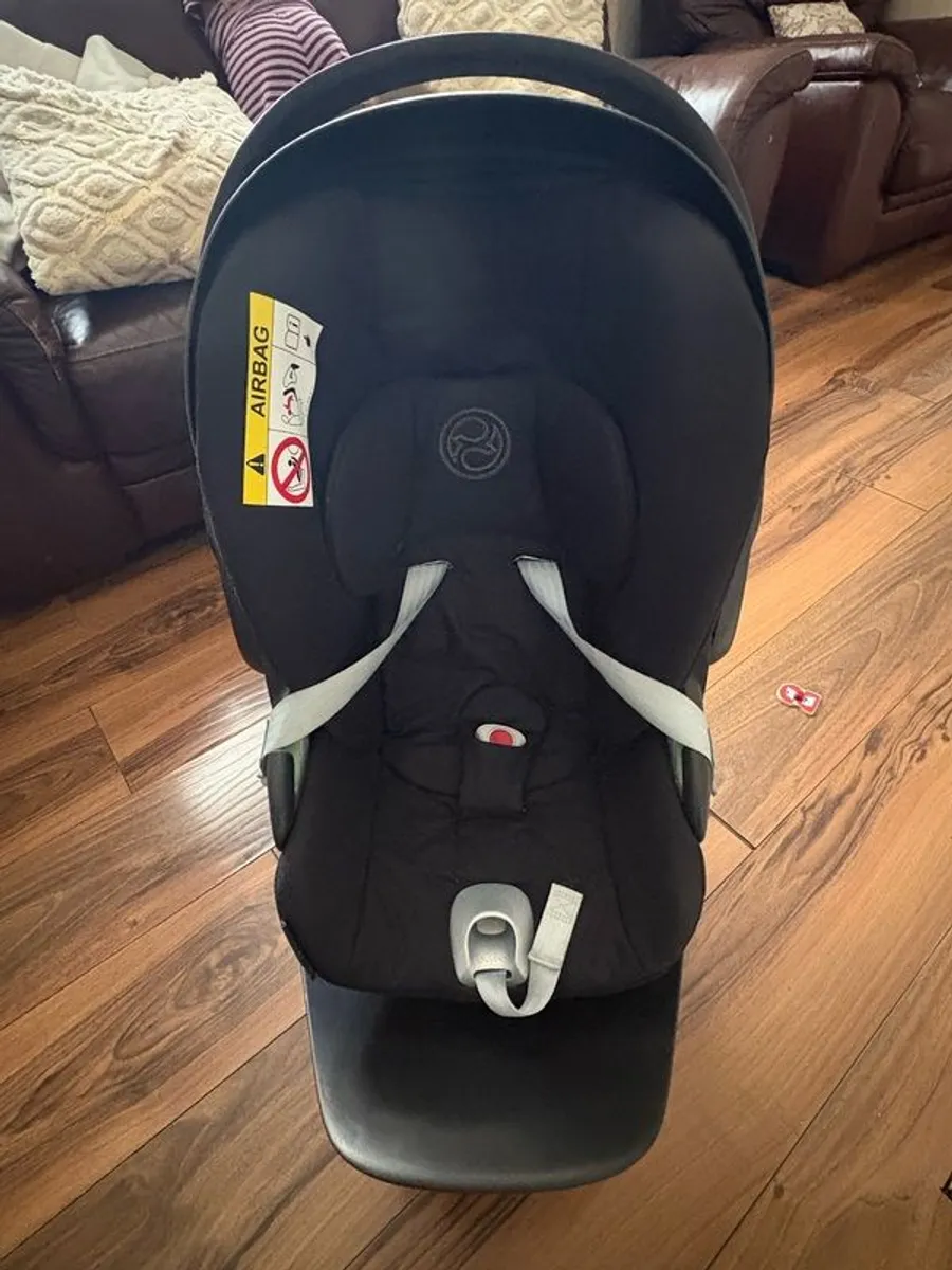 Cybex Cloud rotating car seat and isofix - Image 1
