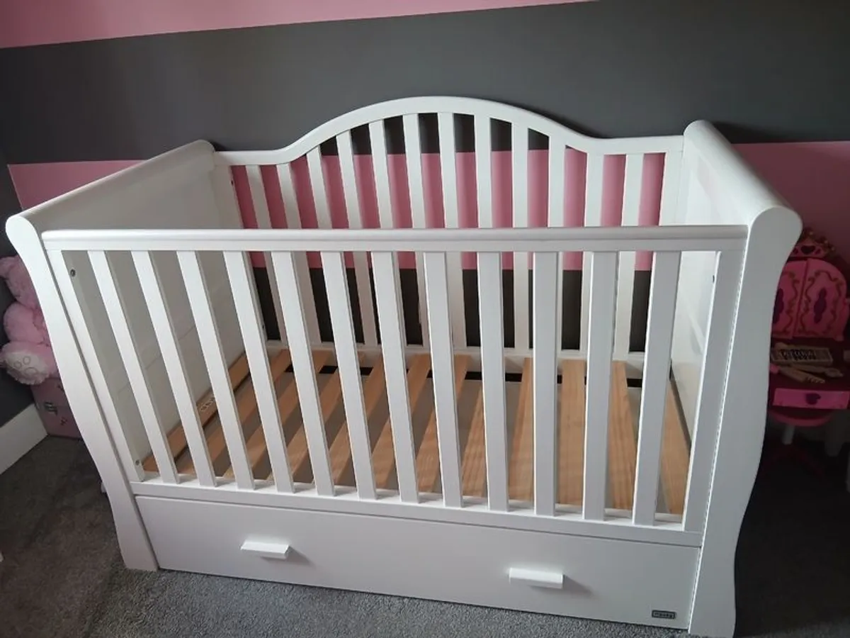 White cot bed - Image 1