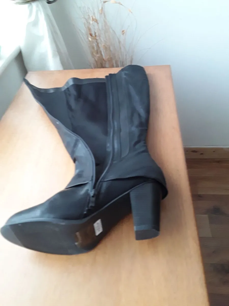 Lovely long brand new zipped black boots size 8 - Image 2