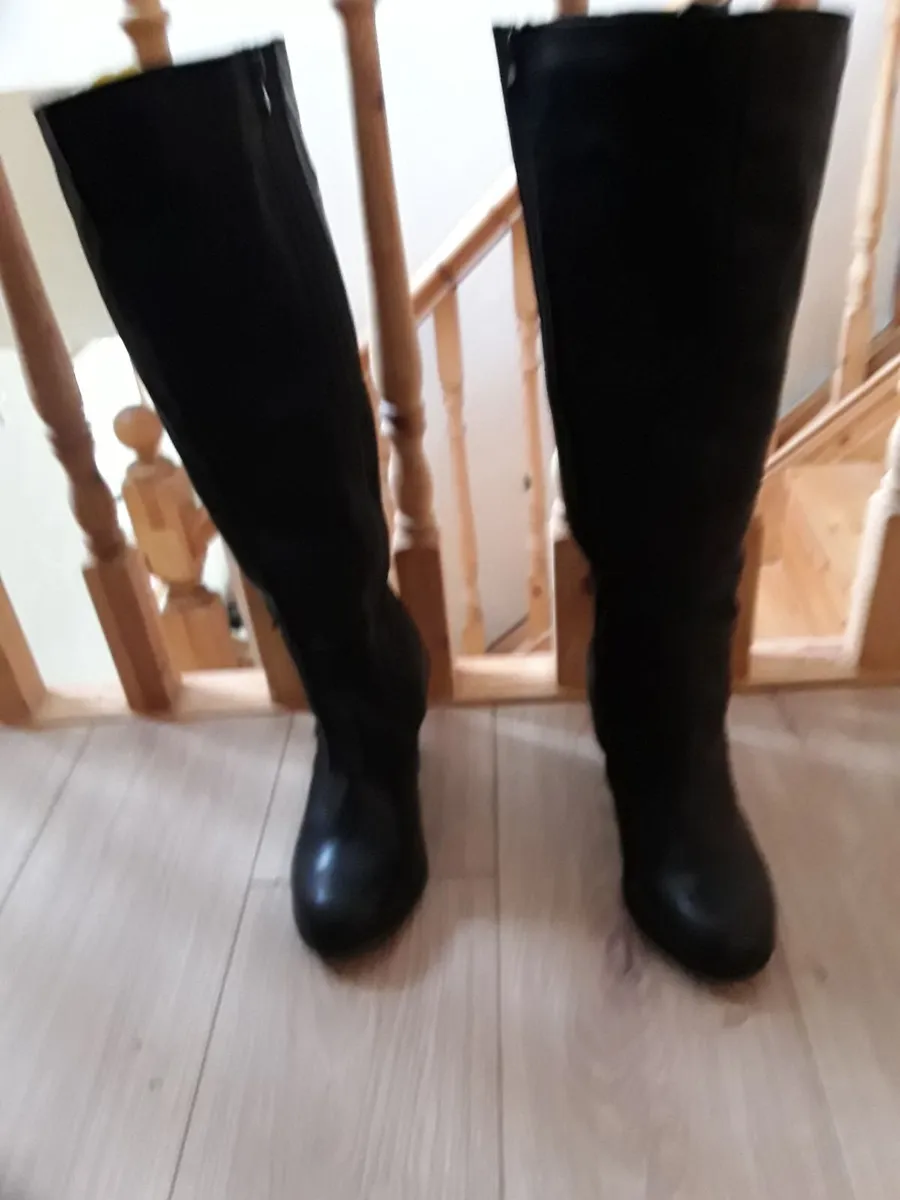 Lovely long brand new zipped black boots size 8 - Image 1